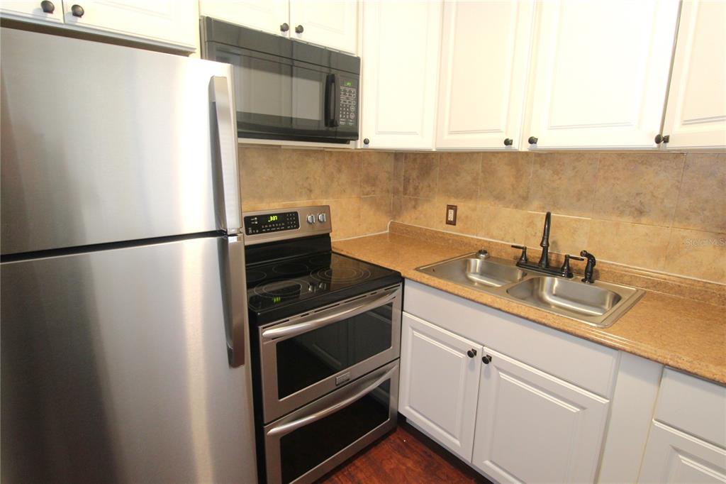 3001 Bee Ridge Road, Unit 112 Sarasota, FL 34239 - Photo 4 of 22
