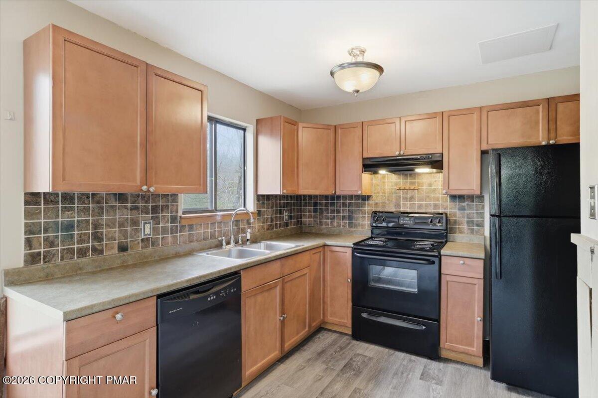 227 Sedburgh Court Bushkill, PA 18324 - Photo 10 of 40 a kitchen with a sink stove and refrigerator