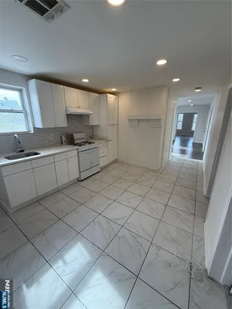 $2,800 | 294 Kearny Avenue, Unit 3, Kearny, NJ 07032