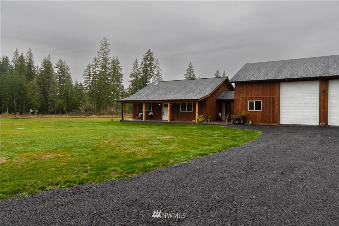 800 Logan Hill Road Chehalis, WA 98532 - Photo 2 of 36 a front view of a house with garden