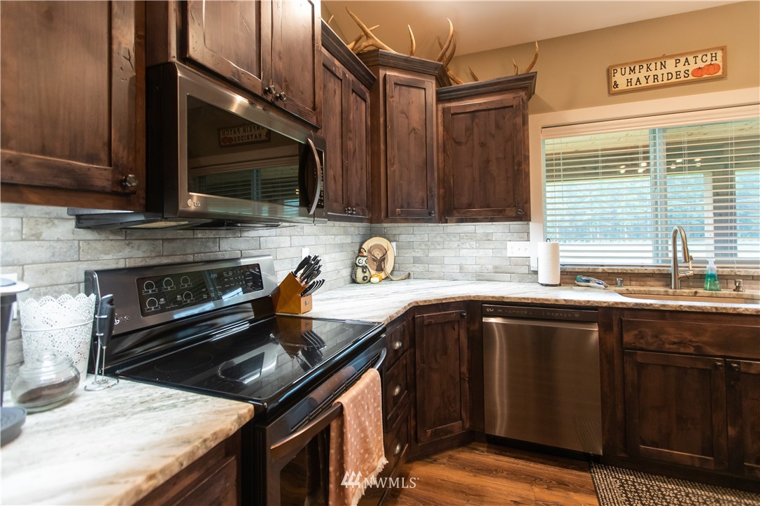 800 Logan Hill Road Chehalis, WA 98532 - Photo 16 of 36 a kitchen with stainless steel appliances granite countertop a sink stove and cabinets