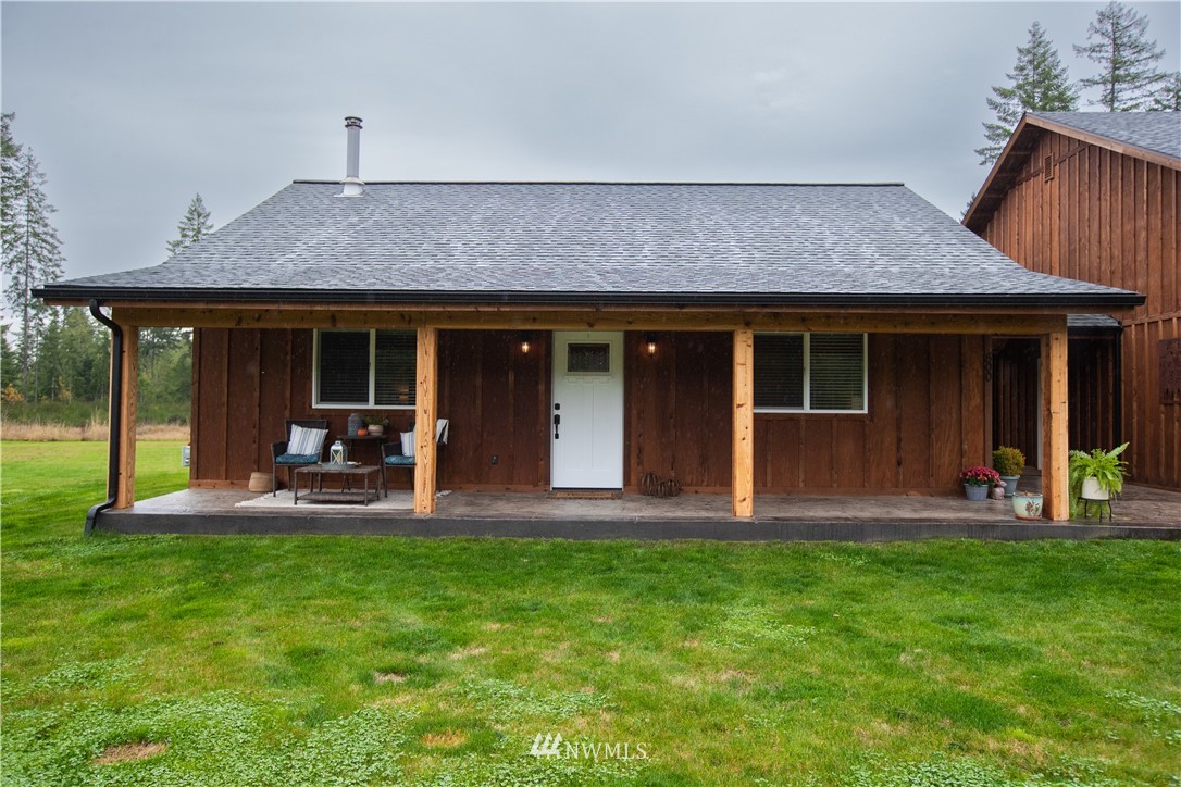 800 Logan Hill Road Chehalis, WA 98532 - Photo 3 of 36 a front view of a house with a yard and porch
