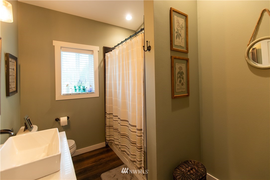 800 Logan Hill Road Chehalis, WA 98532 - Photo 25 of 36 a bathroom with a sink a toilet and shower
