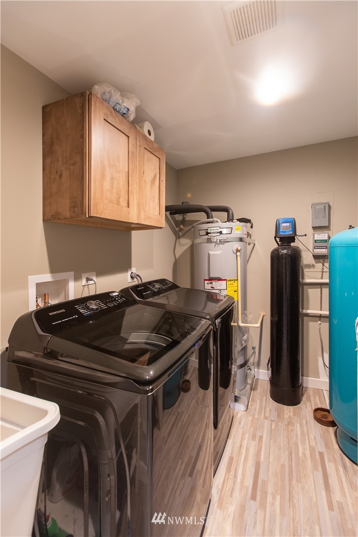 800 Logan Hill Road Chehalis, WA 98532 - Photo 32 of 36 a kitchen with a stove and a refrigerator
