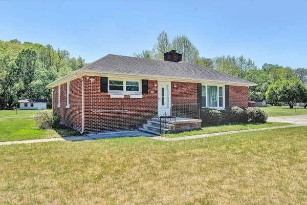 $250,000 | 2356 West Riverside Drive, Salem, VA 24153