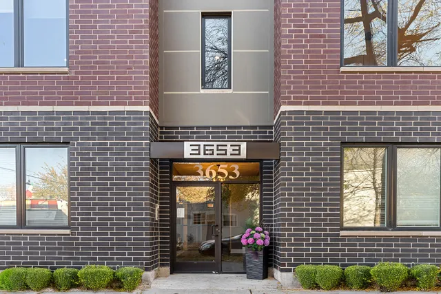 $625,000 | 3653 West Barry Avenue, Unit 3W, Chicago, IL 60618