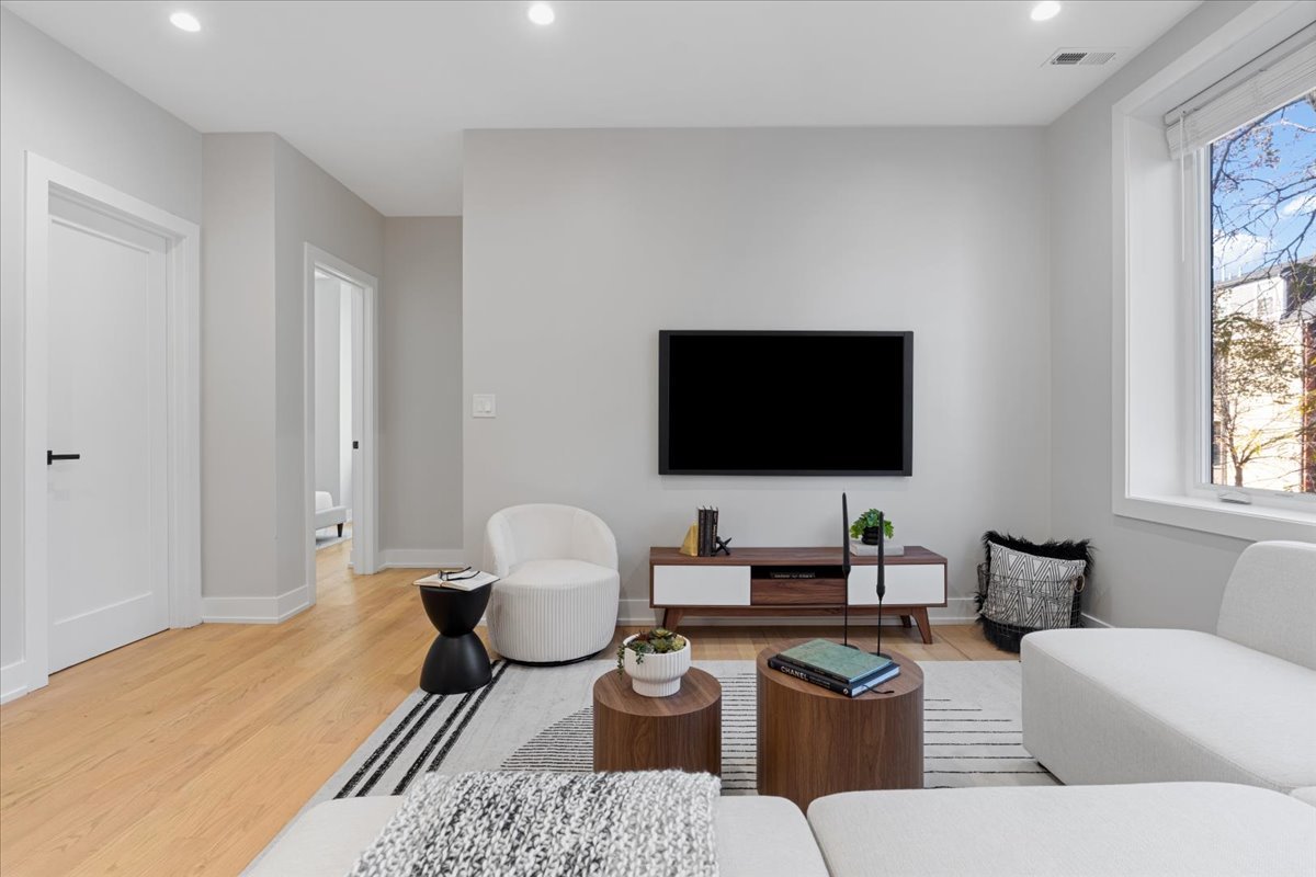 3653 West Barry Avenue, Unit 3W Chicago, IL 60618 - Photo 13 of 27