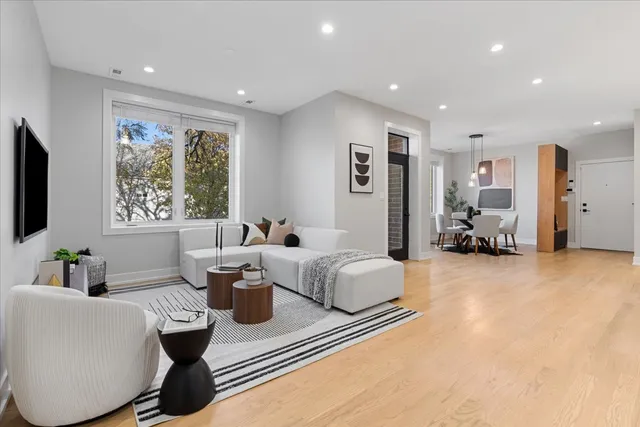 $625,000 | 3653 West Barry Avenue, Unit 3W, Chicago, IL 60618