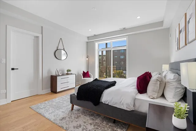 $625,000 | 3653 West Barry Avenue, Unit 3W, Chicago, IL 60618