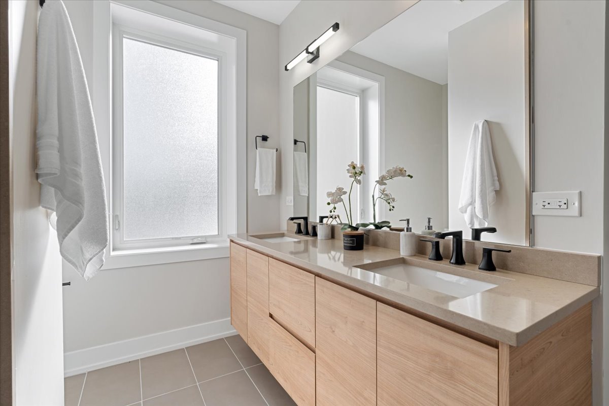 3653 West Barry Avenue, Unit 3W Chicago, IL 60618 - Photo 19 of 27