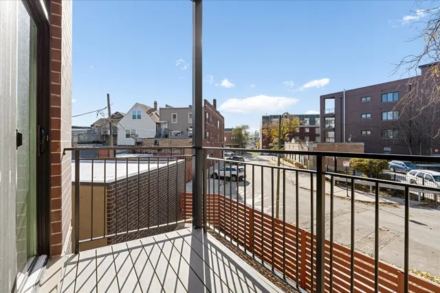 $625,000 | 3653 West Barry Avenue, Unit 3W, Chicago, IL 60618