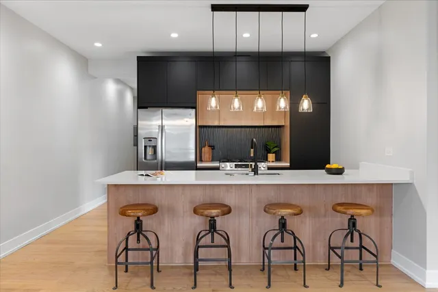 $625,000 | 3653 West Barry Avenue, Unit 3W, Chicago, IL 60618