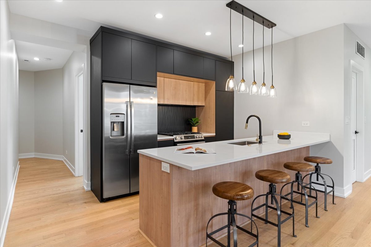 3653 West Barry Avenue, Unit 3W Chicago, IL 60618 - Photo 5 of 27