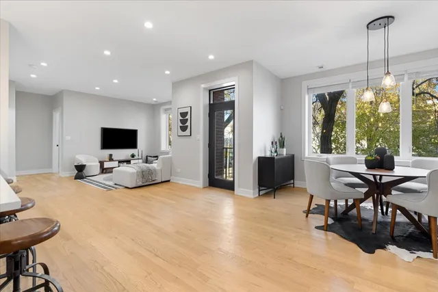 $625,000 | 3653 West Barry Avenue, Unit 3W, Chicago, IL 60618