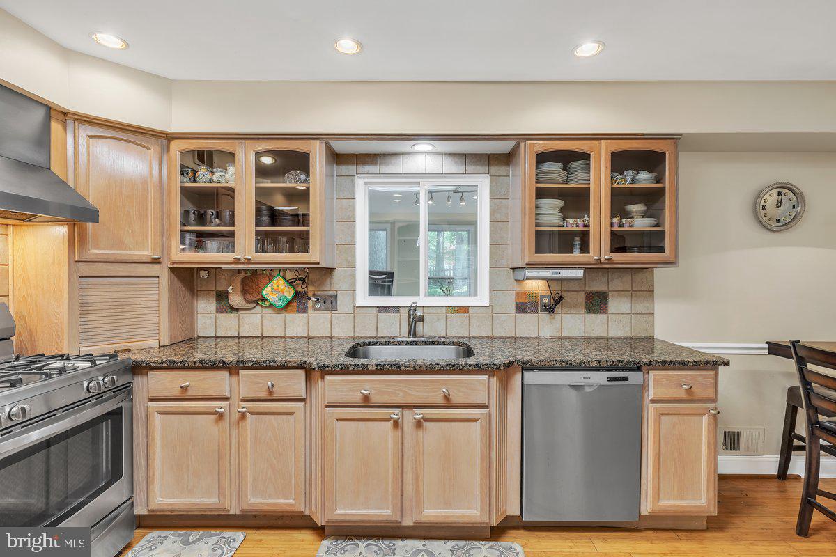 12007 Vale Road Oakton, VA 22124 - Photo 11 of 49