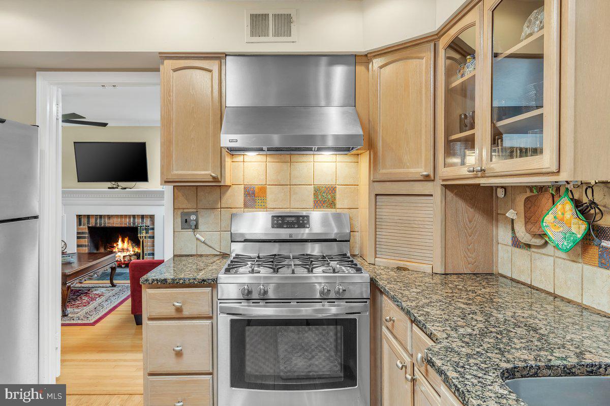 12007 Vale Road Oakton, VA 22124 - Photo 12 of 49