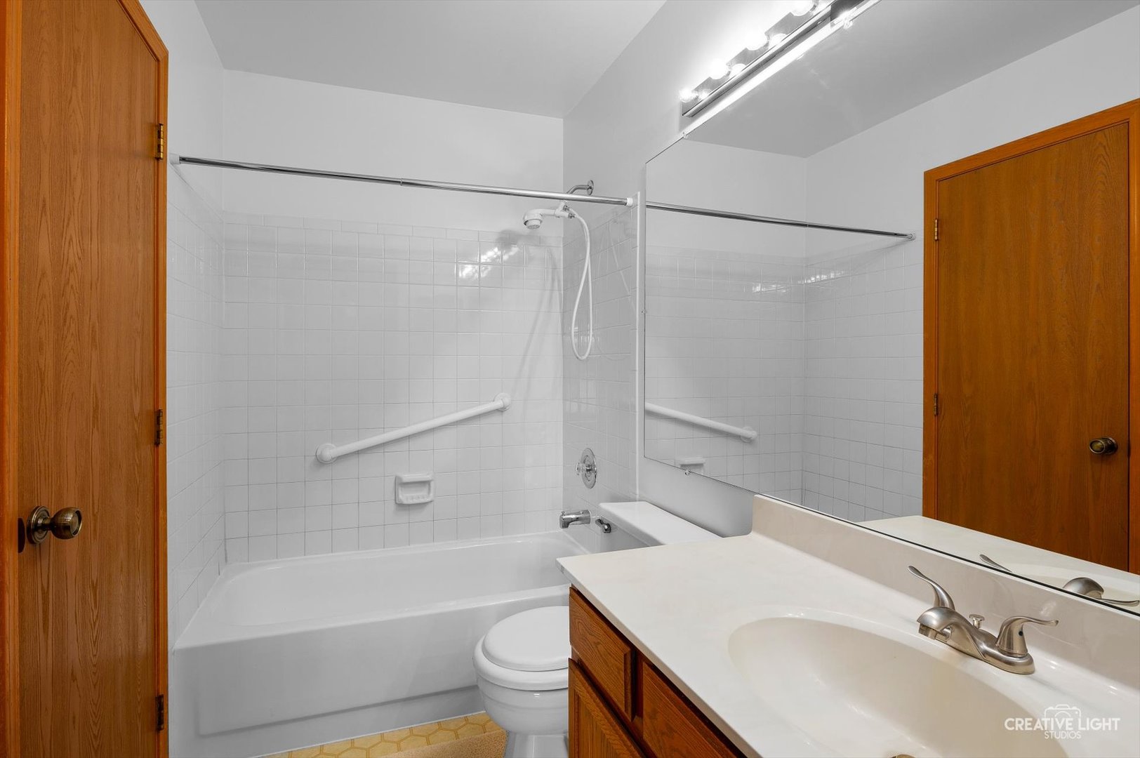 7419 Canterbury Place Downers Grove, IL 60516 - Photo 15 of 17 a bathroom with a sink mirror toilet and bathtub