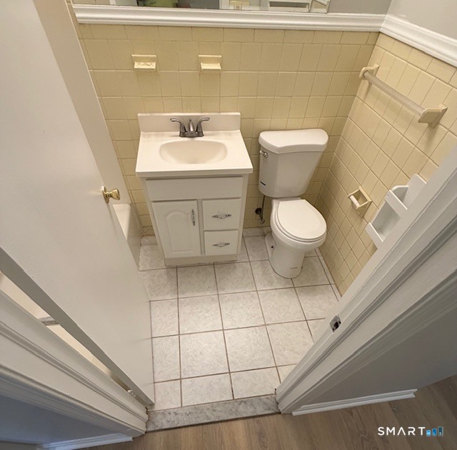 239 Old Farms Road, Unit 16D Avon, CT 06001 - Photo 5 of 16 a bathroom with a sink toilet and shower