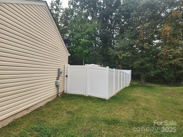 a view of a backyard
