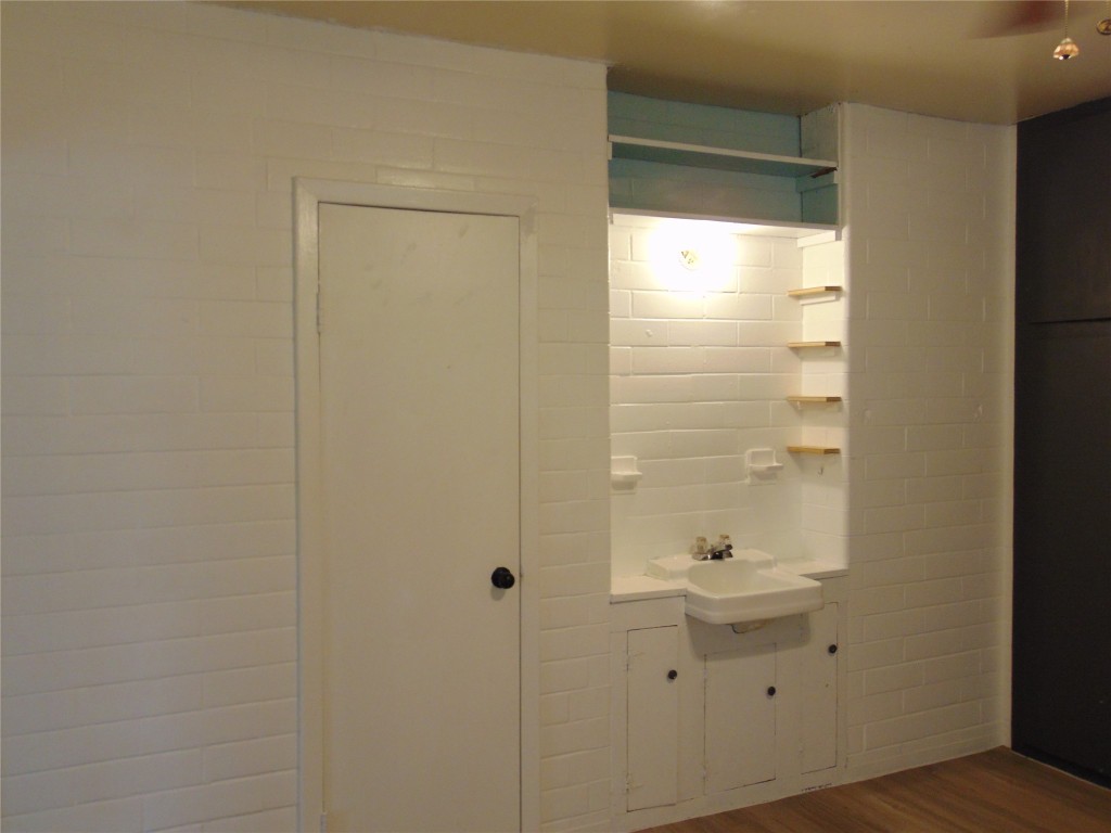 1701 East 38th Street, Unit 1611 Austin, TX 78722 - Photo 5 of 9 a bathroom with a shower