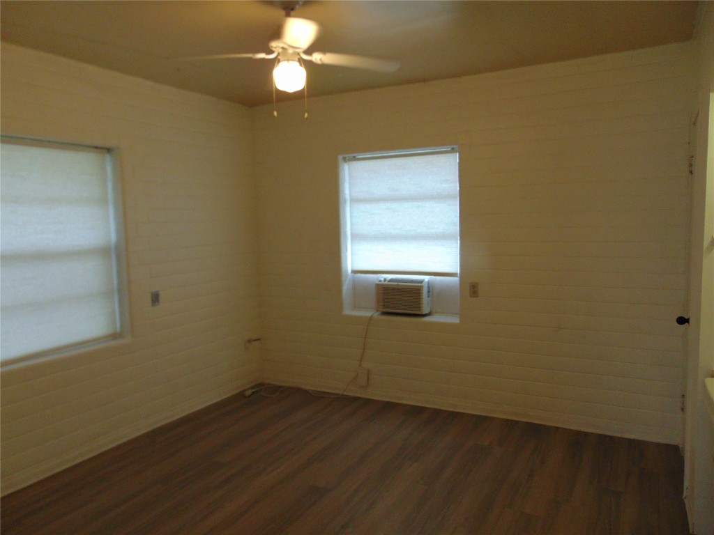 1701 East 38th Street, Unit 1611 Austin, TX 78722 - Photo 7 of 9 an empty room with a window