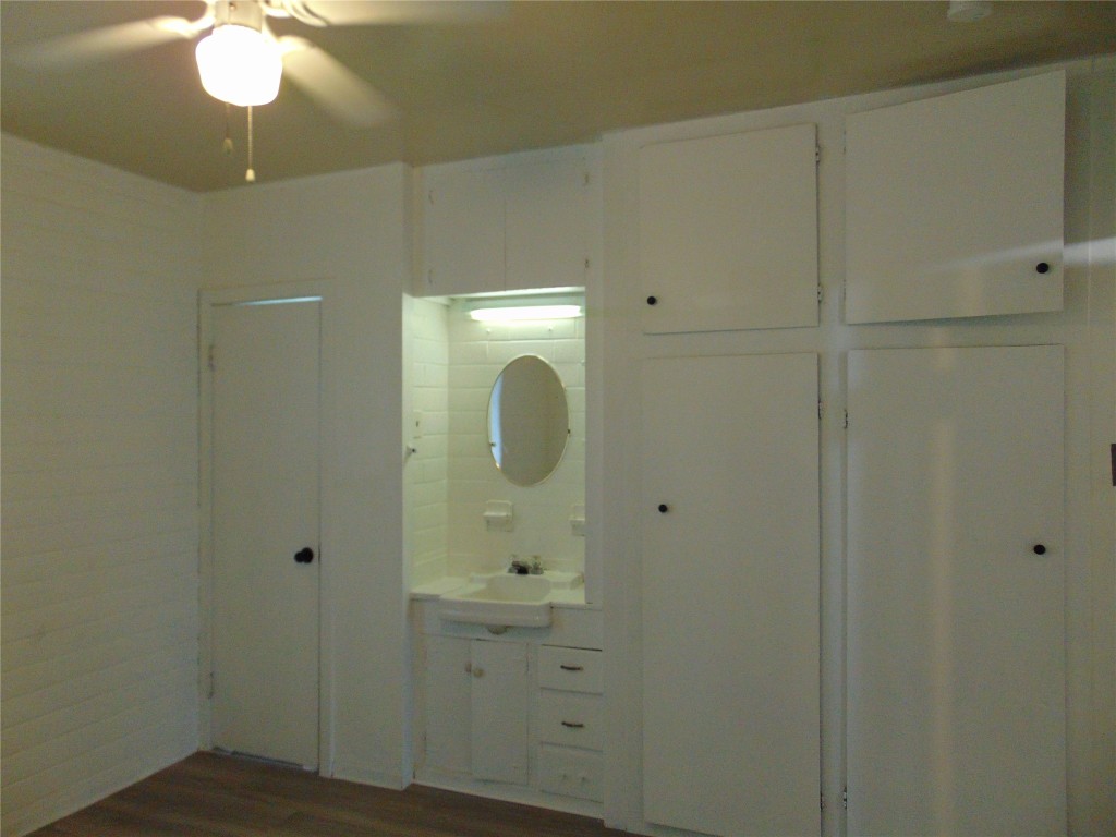 1701 East 38th Street, Unit 1611 Austin, TX 78722 - Photo 8 of 9 a bathroom with a mirror