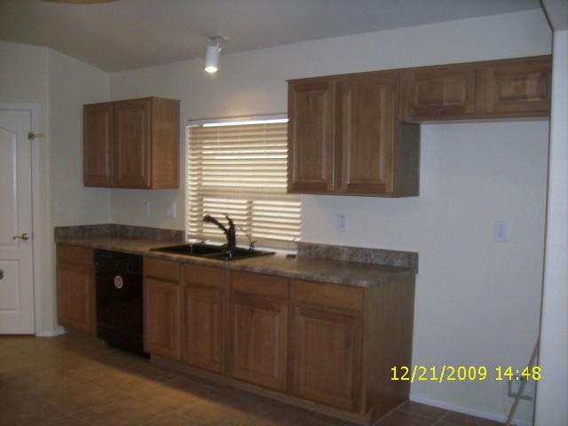 42670 West Venture Road Maricopa, AZ 85139 - Photo 5 of 10 Kitchen1