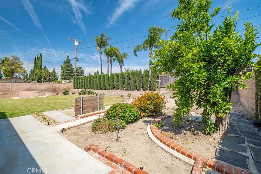 1607 Blackwall Drive Simi Valley, CA 93063 - Photo 35 of 47 a view of a backyard