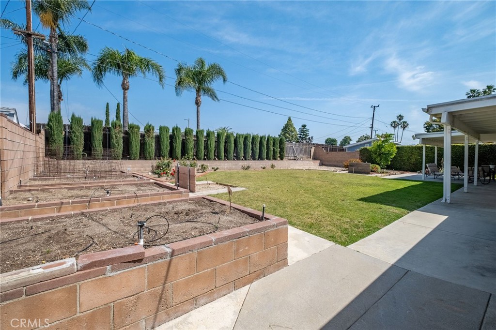 1607 Blackwall Drive Simi Valley, CA 93063 - Photo 37 of 47 a view of a backyard
