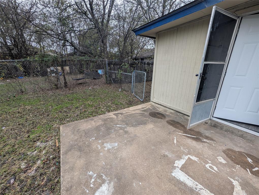 6709 Ridgecrest Court Fort Worth, TX 76133 - Photo 17 of 19 a backyard of a house with lots of green space