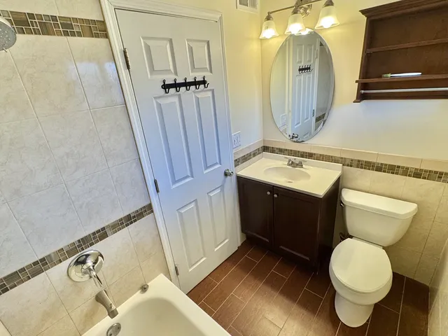 $2,600 | 9038 Niles Center Road, Skokie, IL 60076