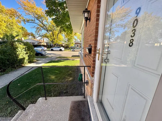 $2,600 | 9038 Niles Center Road, Skokie, IL 60076