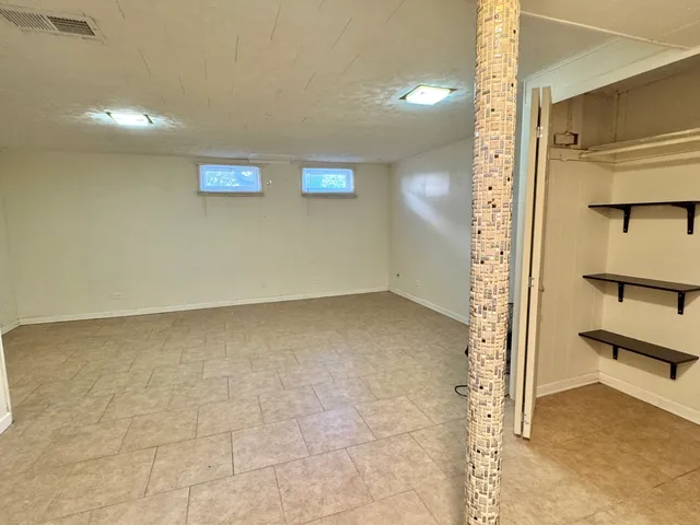 $2,600 | 9038 Niles Center Road, Skokie, IL 60076