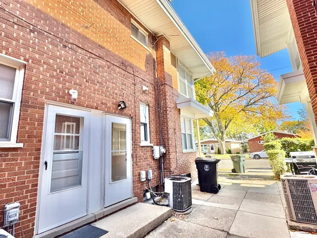 $2,600 | 9038 Niles Center Road, Skokie, IL 60076