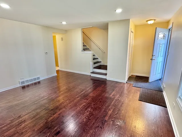 $2,600 | 9038 Niles Center Road, Skokie, IL 60076