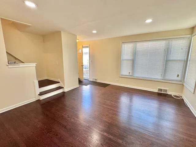 $2,600 | 9038 Niles Center Road, Skokie, IL 60076