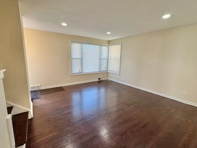 $2,600 | 9038 Niles Center Road, Skokie, IL 60076