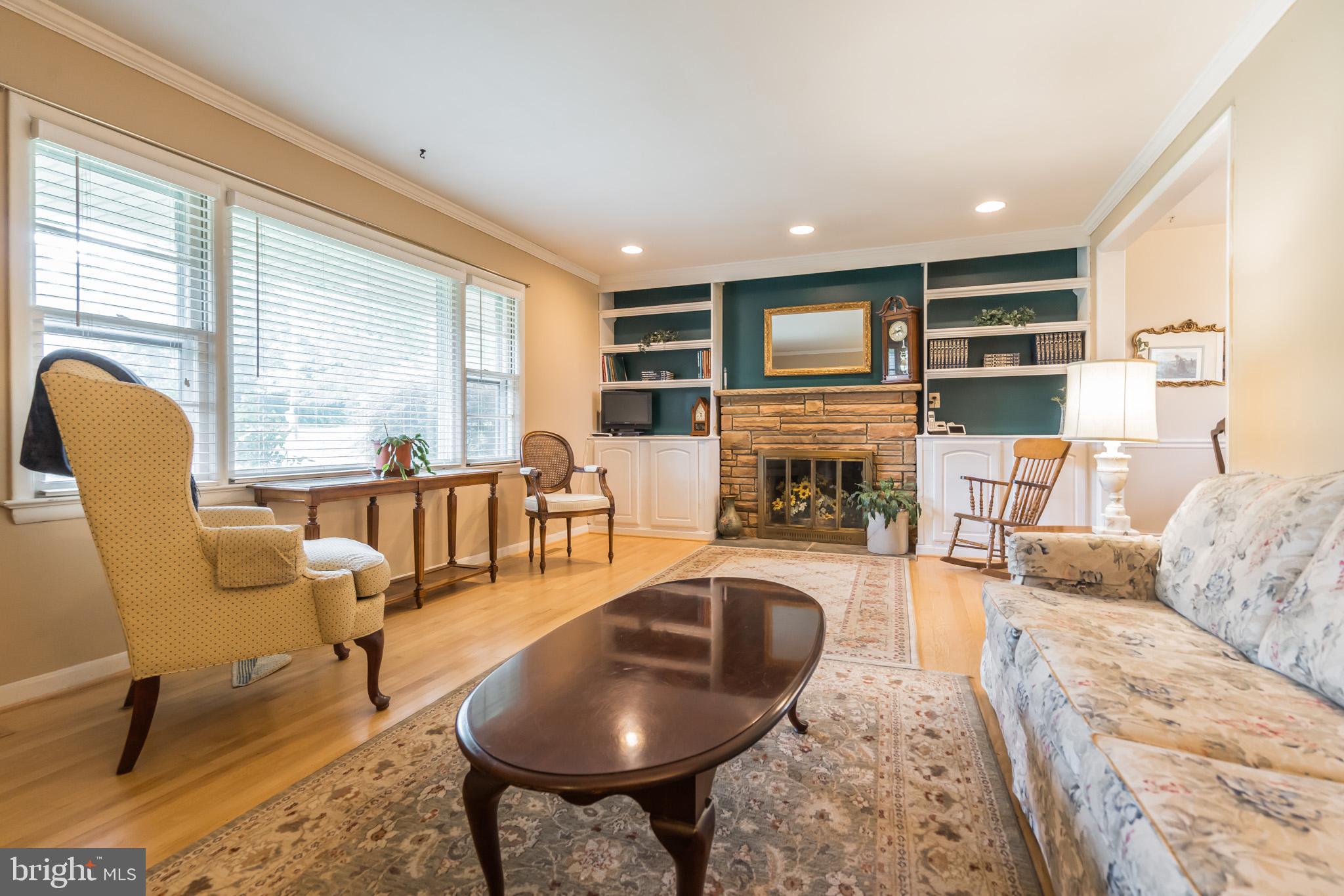 25007 Woodfield Road Damascus, MD 20872 - Photo 4 of 29 Living Room