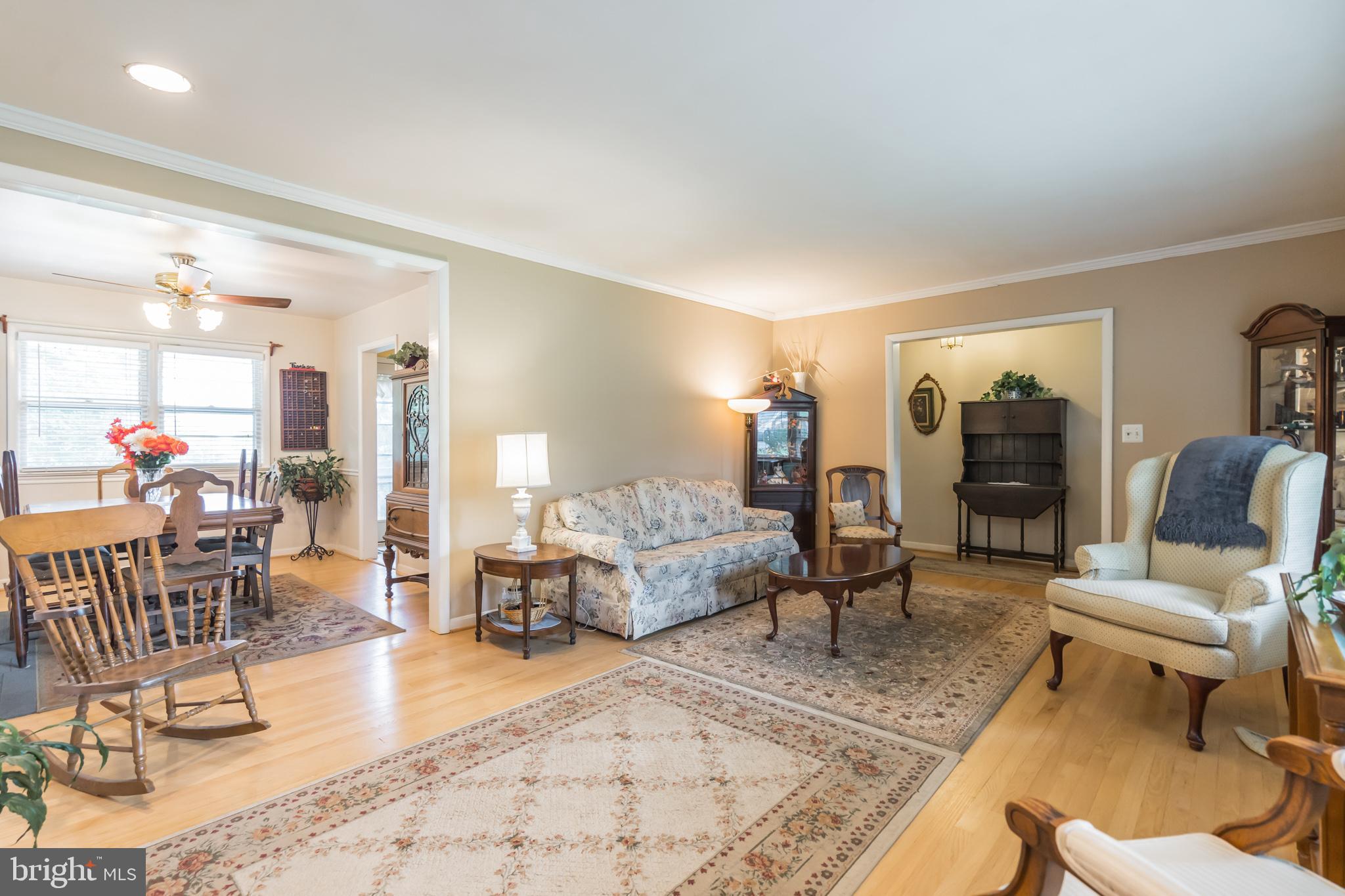 25007 Woodfield Road Damascus, MD 20872 - Photo 5 of 29 Living Room