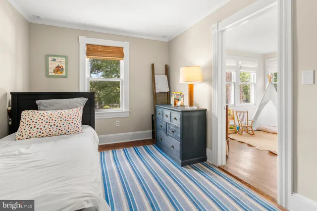a view of an house with swimming pool and yard in the back