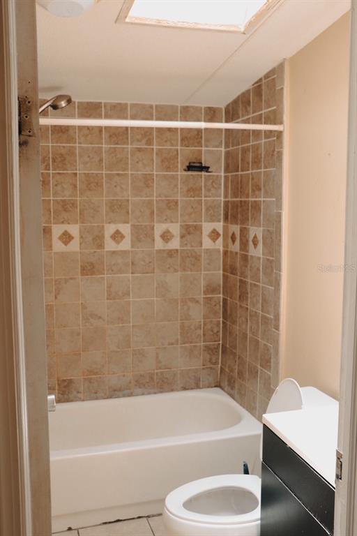 448 Fernandez Street Winter Haven, FL 33880 - Photo 11 of 27 a bathroom with a bathtub and a toilet
