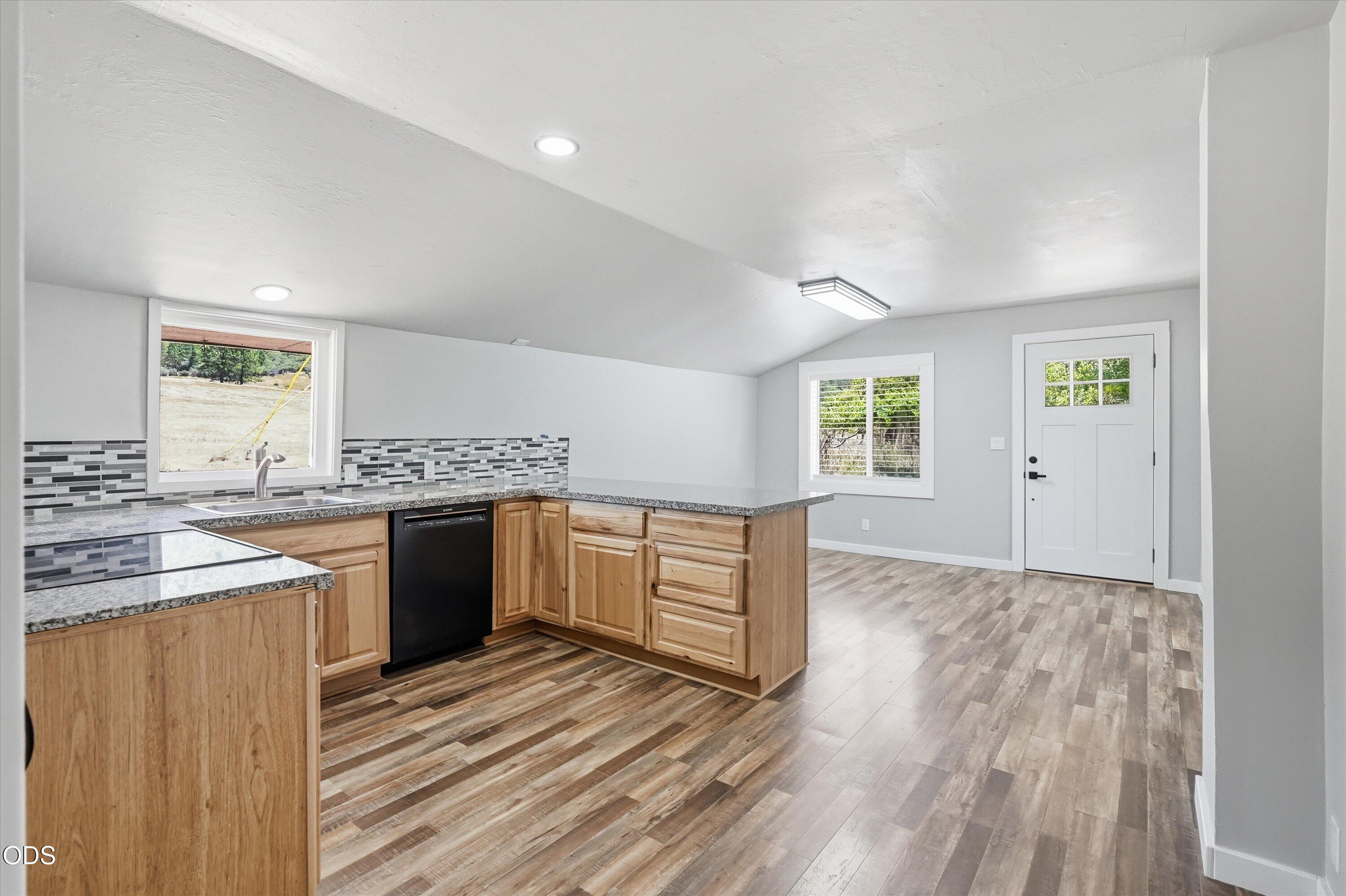 8960 North Applegate Road Grants Pass, OR 97527 - Photo 7 of 37