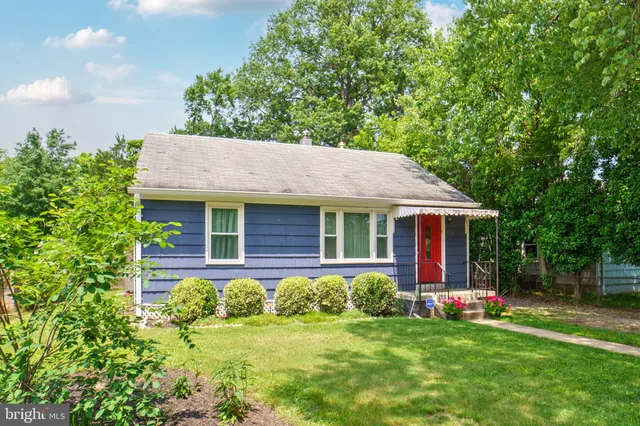 a view of a yard in front of house