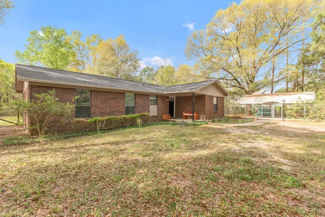 a view of a house with a yard