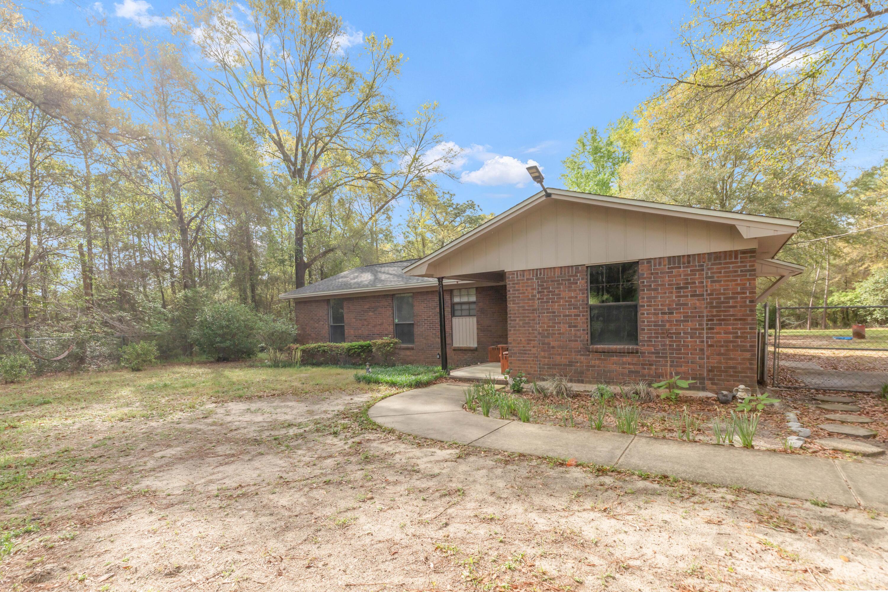 5825 Old Bethel Road Crestview, FL 32536 - Photo 31 of 44 a backyard of a house