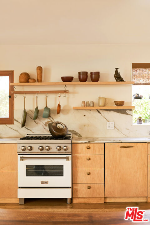 29500 Heathercliff Road, Unit 288 Malibu, CA 90265 - Photo 7 of 26 a view of kitchen with stove and microwave
