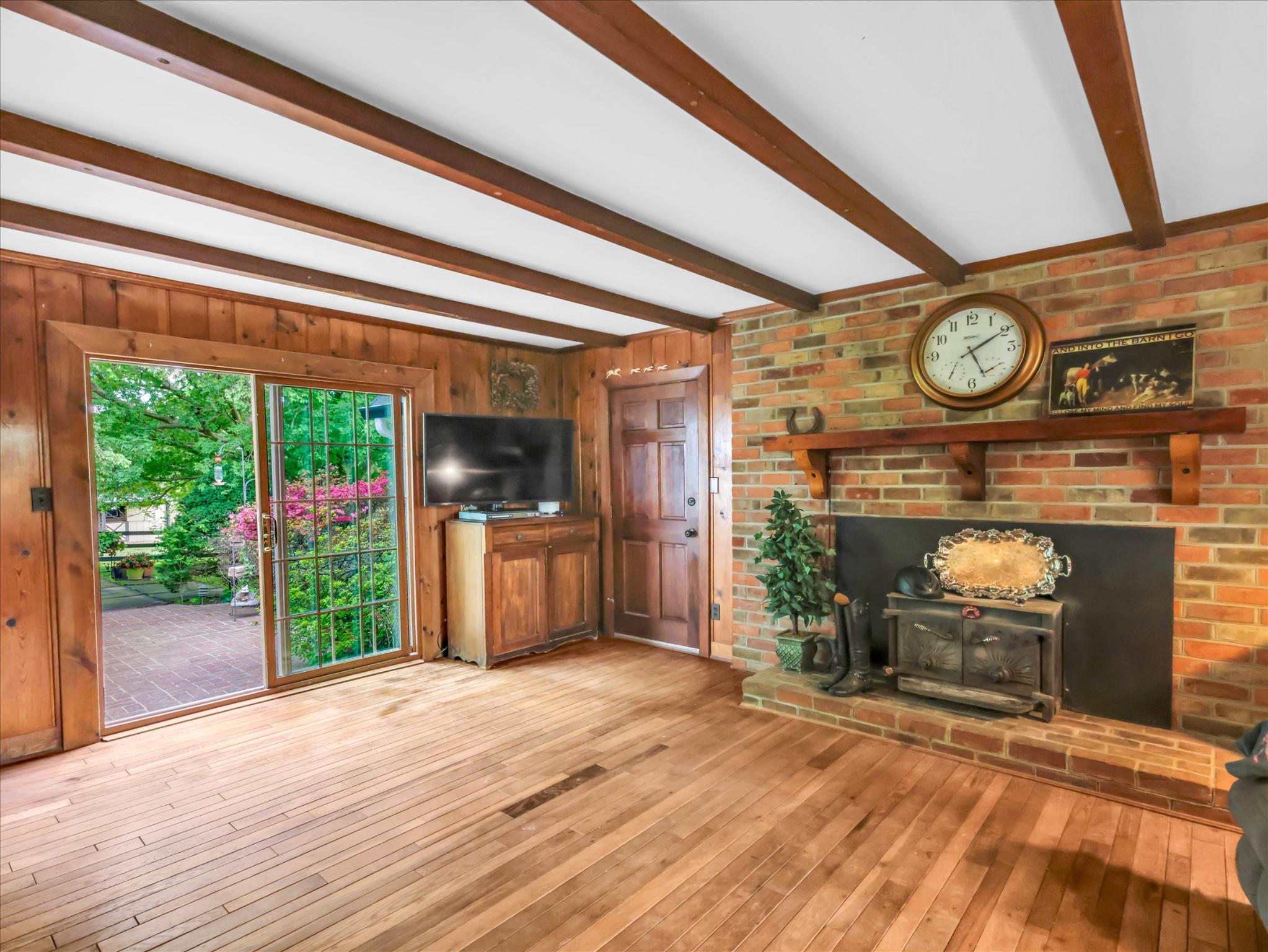 19255 Telegraph Springs Road Purcellville, VA 20132 - Photo 21 of 107 Cozy retreat with rustic charm & hardwood floors.