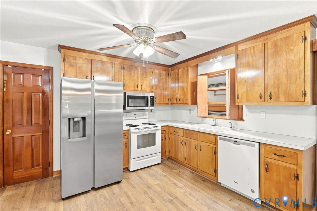 2981 Smokey Road Aylett, VA 23009 - Photo 39 of 84 Wood-finish LVP, flooring, wood cabinetry, stainle