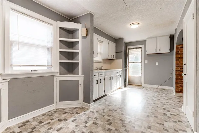 $340,000 | 1005 West 77th Terrace, Kansas City, MO 64114