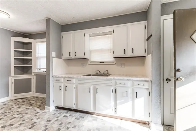 $340,000 | 1005 West 77th Terrace, Kansas City, MO 64114